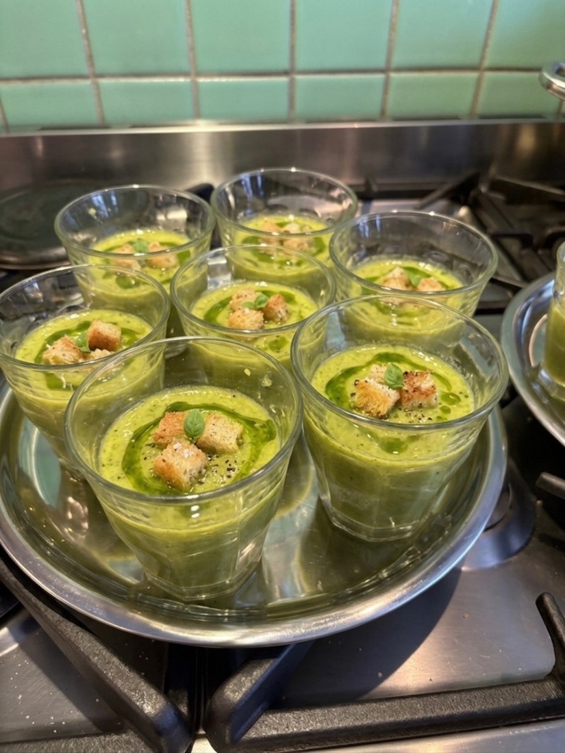 Groene soep in glaasjes
