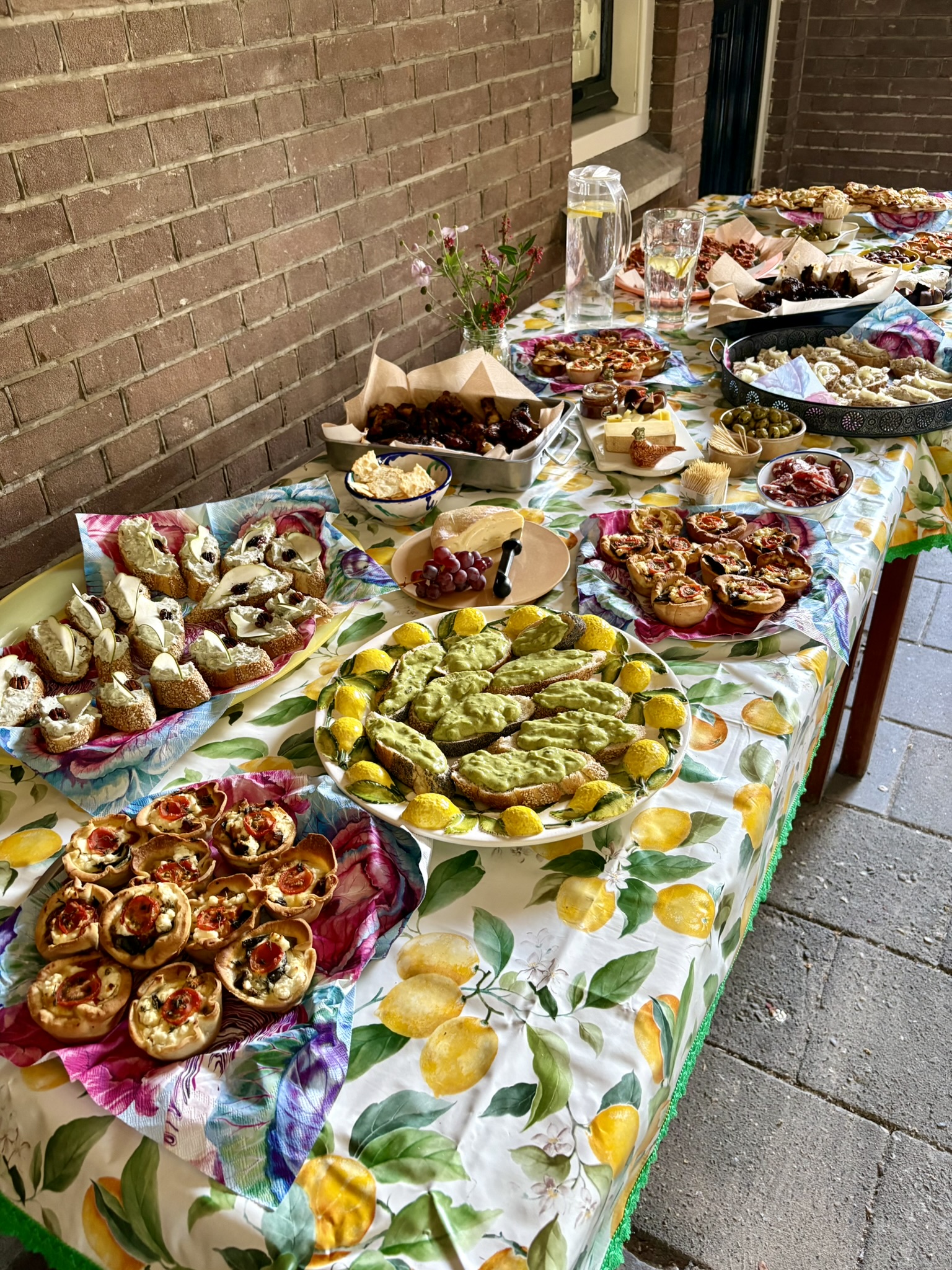 Kleurrijke cateringschalen vol verse gerechten