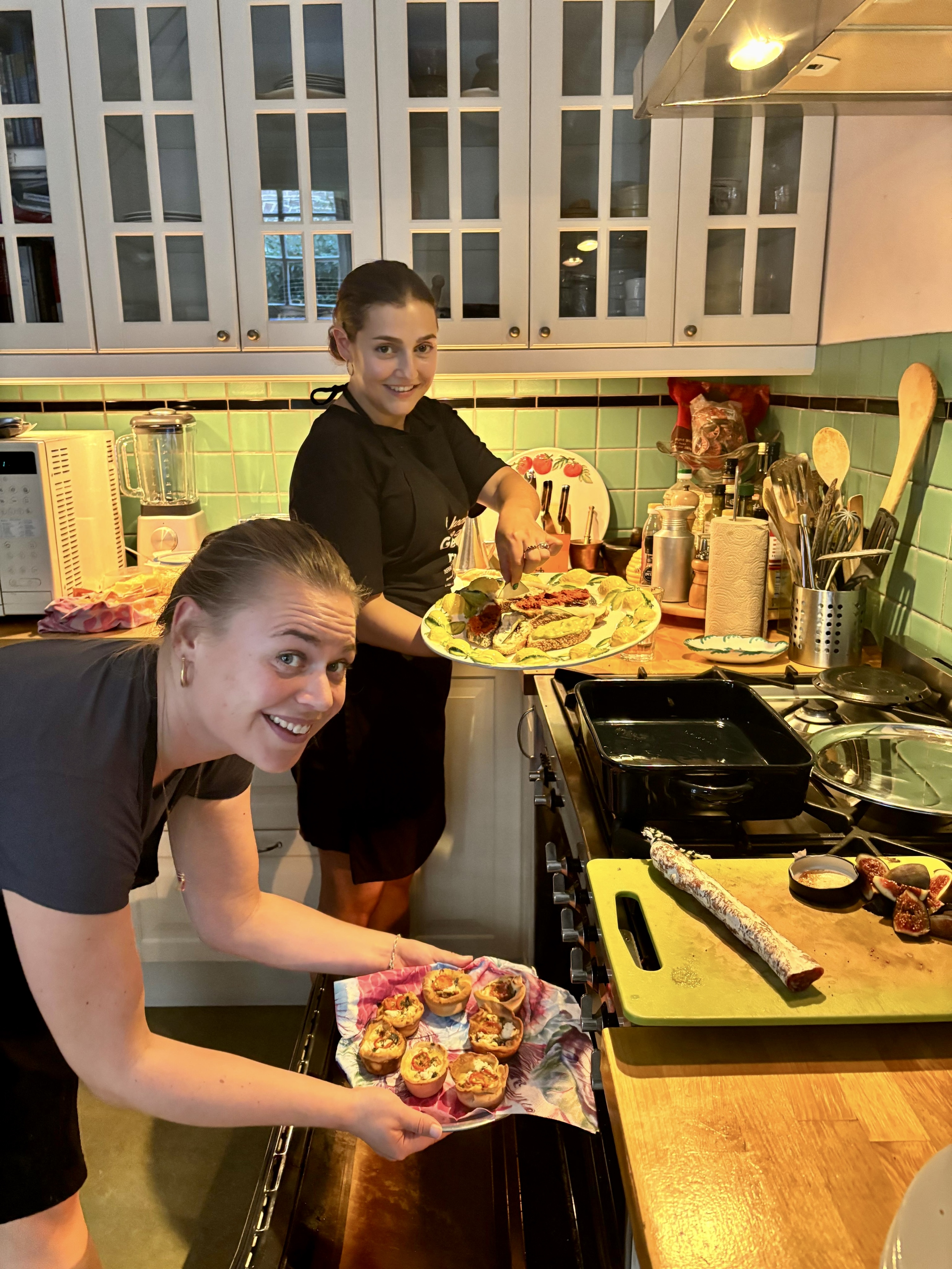 Annemiek en Zita in de keuken