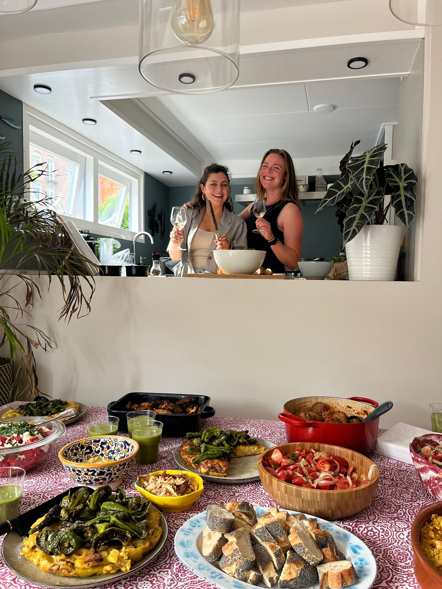 Annemiek en Zita achter het buffet
